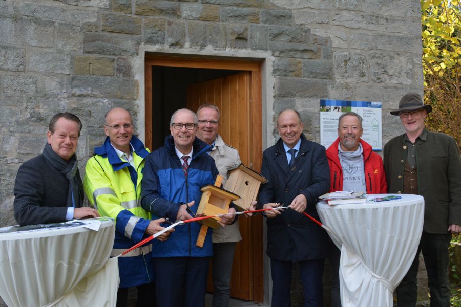 Setzen sich für den Artenschutz in Fürstenberg ein v.l.: Berthold Antpöhler (Vorsitzender der Kreisjägerschaft Paderborn), Thomas Niemand von der Westnetz GmbH, Landrat Manfred Müller, Reimund Günter (Ortsvorsteher Fürstenberg), Bürgermeister Christoph Rüther, Kreistagsabgeordneter Ottmar Scharfen und Erhard Günter (Vorsitzender des Hegerings Fürstenberg)  Bildnachweis: Meike Delang, Kreis Paderborn Setzen sich für den Artenschutz in Fürstenberg ein v.l.: Berthold Antpöhler (Vorsitzender der Kreisjägerschaft Paderborn), Thomas Niemand von der Westnetz GmbH, Landrat Manfred Müller, Reimund Günter (Ortsvorsteher Fürstenberg), Bürgermeister Christoph Rüther, Kreistagsabgeordneter Ottmar Scharfen und Erhard Günter (Vorsitzender des Hegerings Fürstenberg)  Bildnachweis: Meike Delang, Kreis Paderborn